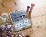 るぅの がま口ケース 熊野筆セット モバイル チークブラシ リップブラシ 猫の街 手鏡 猫の顔 ねこ ネコ 猫 がま口 ポーチ ネイビー ブルー グレー 晃祐堂 携帯用 化粧筆 メイク おしゃれ ハンドメイド カジュアル RUNO Neko cat make poach