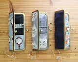 るぅの がま口ケース 熊野筆セット モバイル チークブラシ リップブラシ 猫の街 手鏡 猫の顔 ねこ ネコ 猫 がま口 ポーチ ネイビー ブルー グレー 晃祐堂 携帯用 化粧筆 メイク おしゃれ ハンドメイド カジュアル RUNO Neko cat make poach