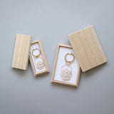 Hare Mizuhiki Hare Mizuhiki Knotenanhänger Vierblättriger Knoten Pflaumenknoten Taschenanhänger in Paulownia-Box