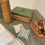 cohana コハナ 革友禅の文ちん きなり ふかがわねず 日本製 牛革製 ペーパーウェイト 文鎮 ぶんちん 裁縫道具 ソーイング用文ちん 型紙 重し 裁断 手芸道具 かわいい おしゃれ ギフト プレゼント