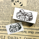 パティシエハリネズミ スタンプ 40×20mm 丸箱の蓋 メルシーのタグ パティスリー かわいい おしゃれ びっくり箱 プレゼントボックス 帽子箱 ハットボックス 飾り キーホルダー タッセル