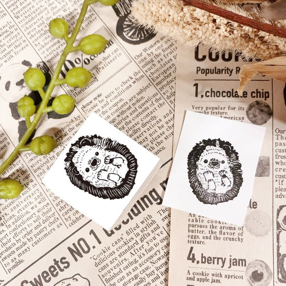 パティシエハリネズミ スタンプ 30×30mm ころりんハリー ケーキ 足付きの台 鉛筆ハリー ハリネズミ 手帳 カレンダー 連絡帳 ご褒美はんこ かわいい おしゃれ