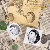 パティシエハリネズミ スタンプ 30×30mm 手に何かを持つハリー 猫のミーコ 運ぶパティシエ コロロ ハリー チップ 丸いクッキー缶 クラシック角っこお花 スキレット 丸皿 パンダ ひよこ 角