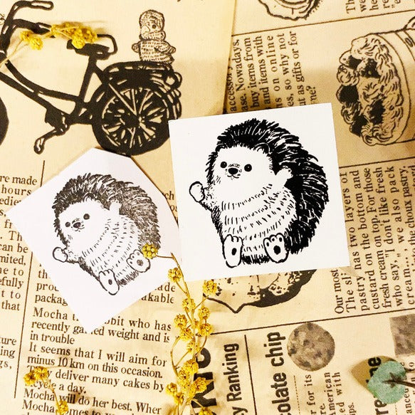 パティシエハリネズミ スタンプ 30×30mm 手に何かを持つハリー 猫のミーコ 運ぶパティシエ コロロ ハリー チップ クラシック角っこお花 スキレット ハリネズミ パンダ ひよこ 角 かわいい おしゃれ