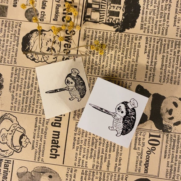 パティシエハリネズミ スタンプ 30×30mm 手に何かを持つハリー 猫のミーコ 運ぶパティシエ コロロ ハリー チップ 丸いクッキー缶 クラシック角っこお花 スキレット 丸皿 パンダ ひよこ 角