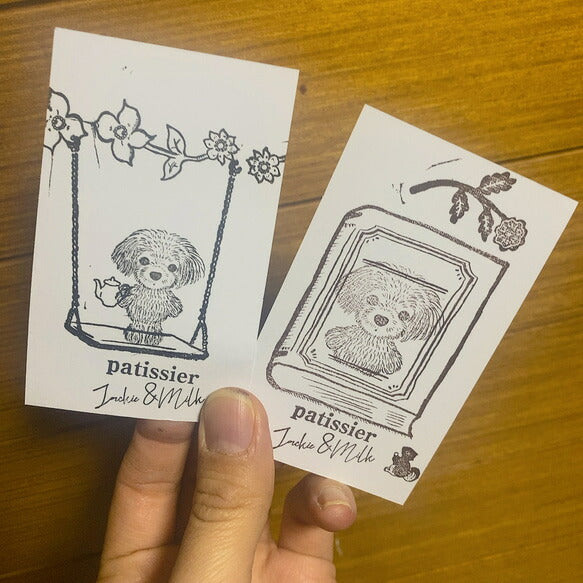 パティシエハリネズミ スタンプ 58×58mm 座り心地のいい椅子 パールのフレーム ブランコ タイプライター ハリー ガーベラ オーバルのお皿 お店のテーブル アンティークのドア 自転車でパンの配達