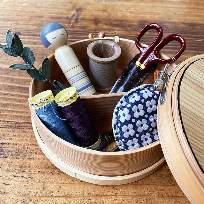 cohana Kokeshi container with needle コハナ こけしの針入れ – gute